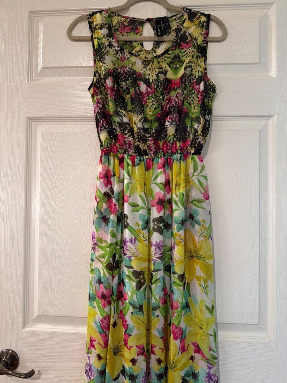 Fun & Flirt Floral Sleeveless Maxi Dress With Keyhole Back Detail Size M